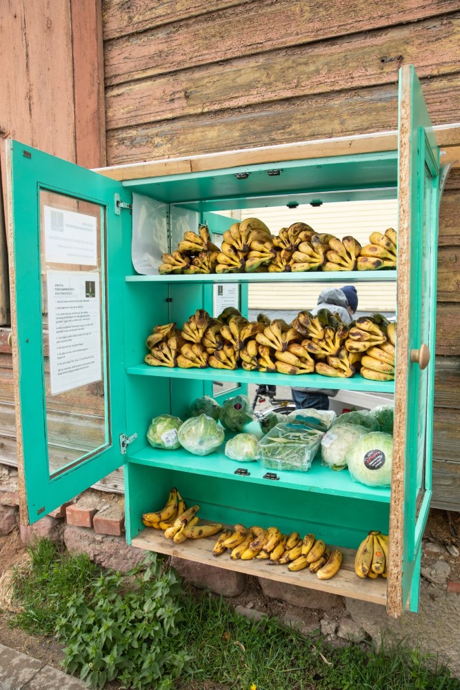 Banaane ja kapsaid täis toidujagamiskapp