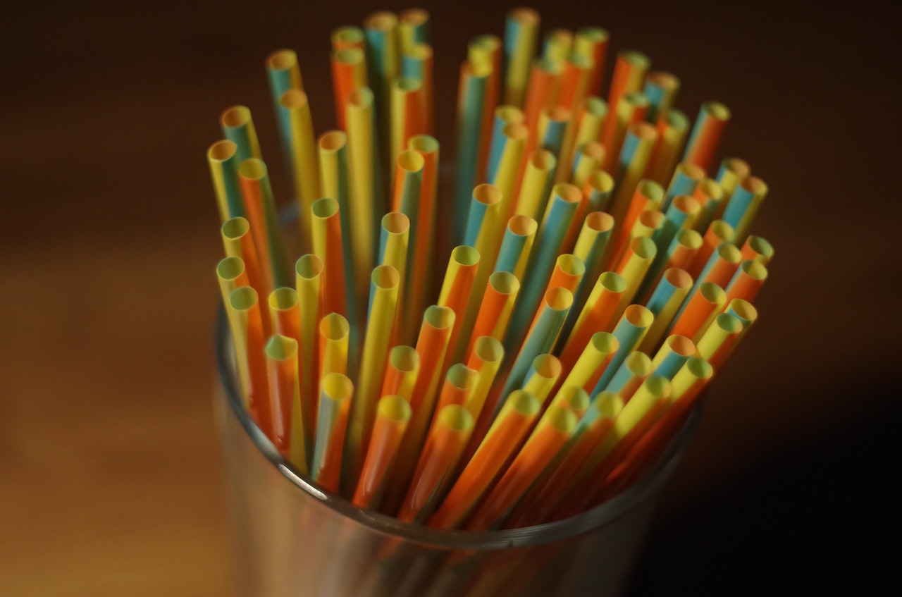 värvilised plastikkõrred