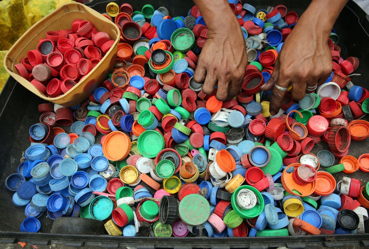värvilised plastikust pudelikorgid