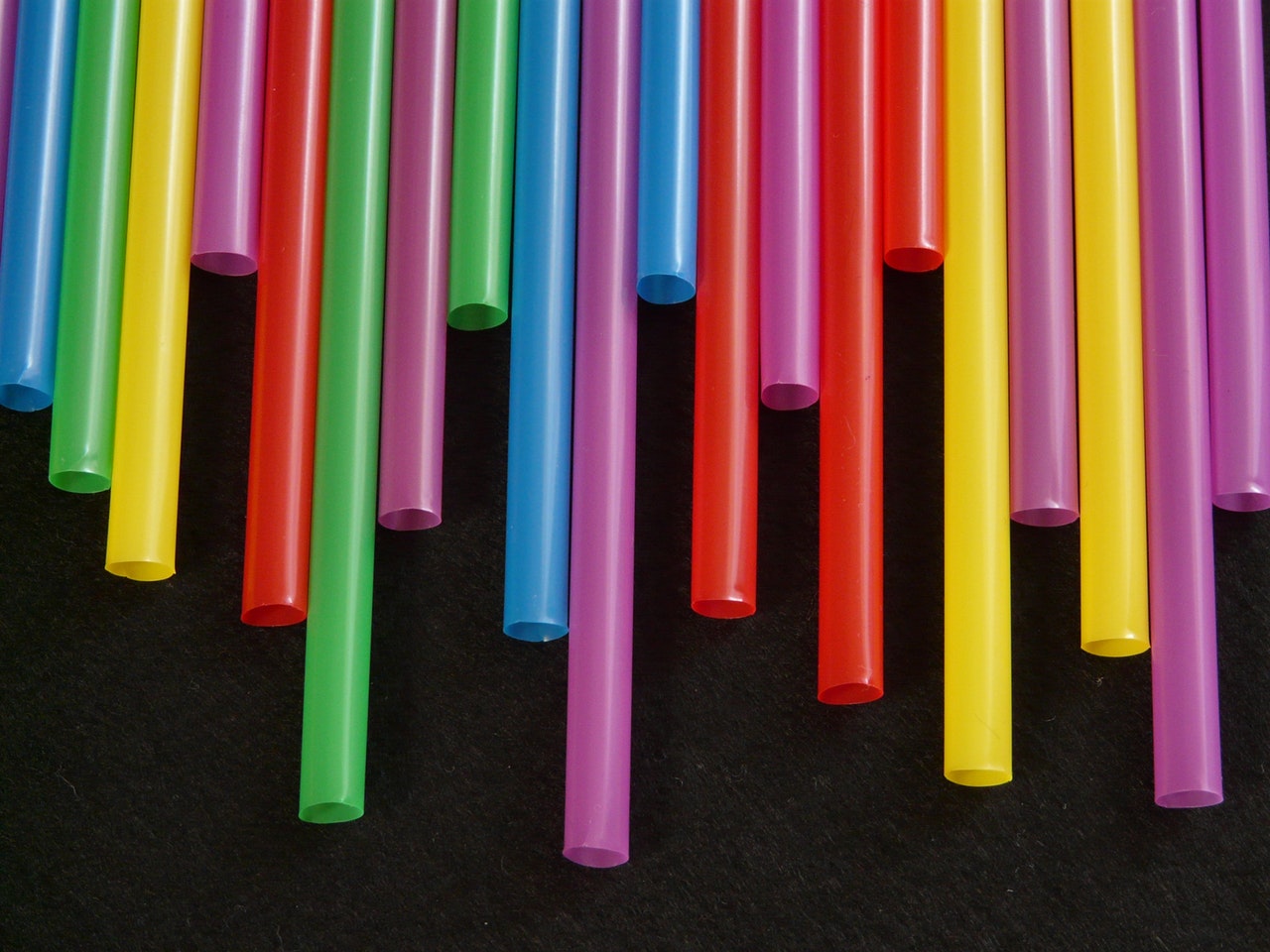 värvilised plastikkõrred