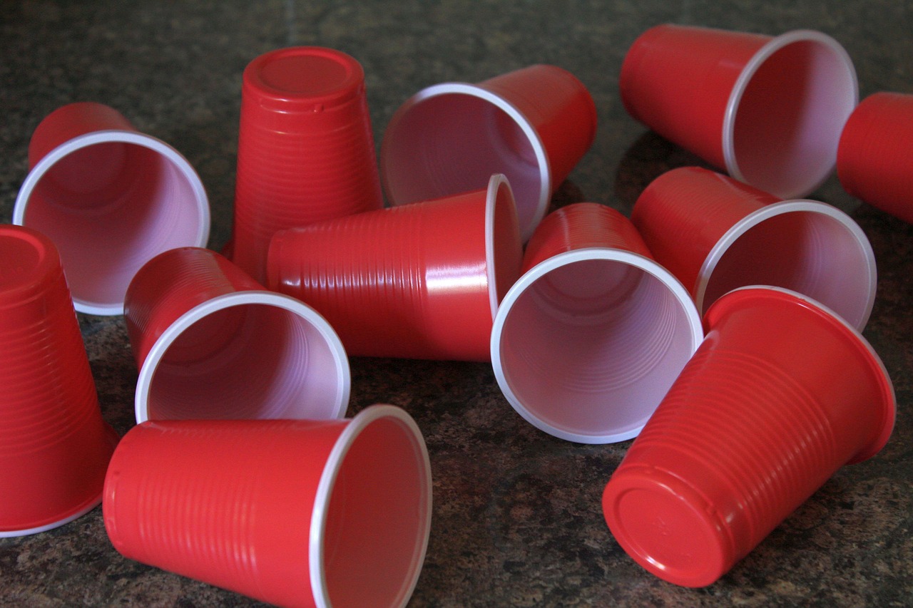 punased plastiktopsid