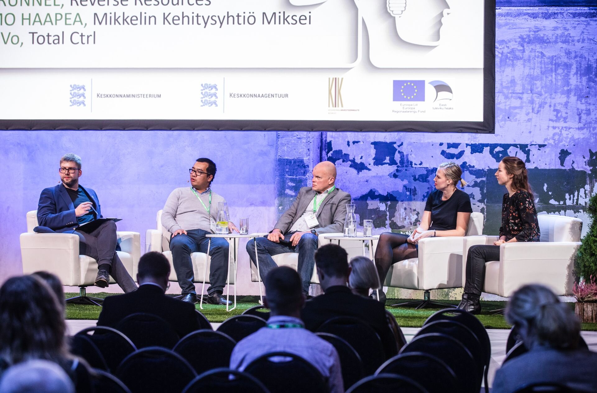 panelistid konverentsil rääkimas rohetehnoloogiatest